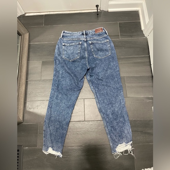 Hollister Curvy High-Rise Mom Jeans - Picture 4 of 5